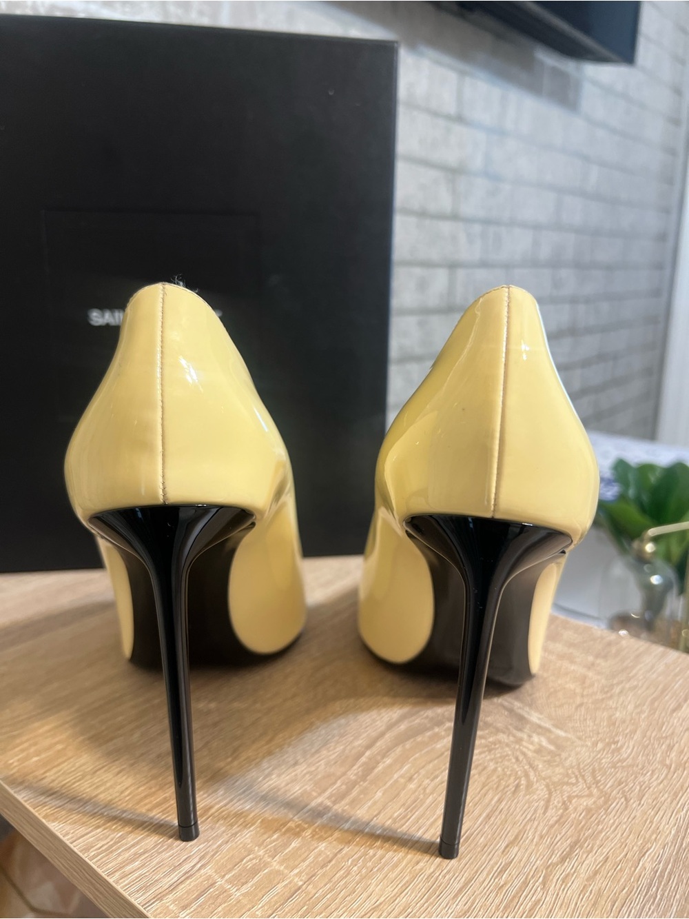 Saint Laurent Pale Yellow Patent Leather Pointed Pumps - Picture 4 of 4